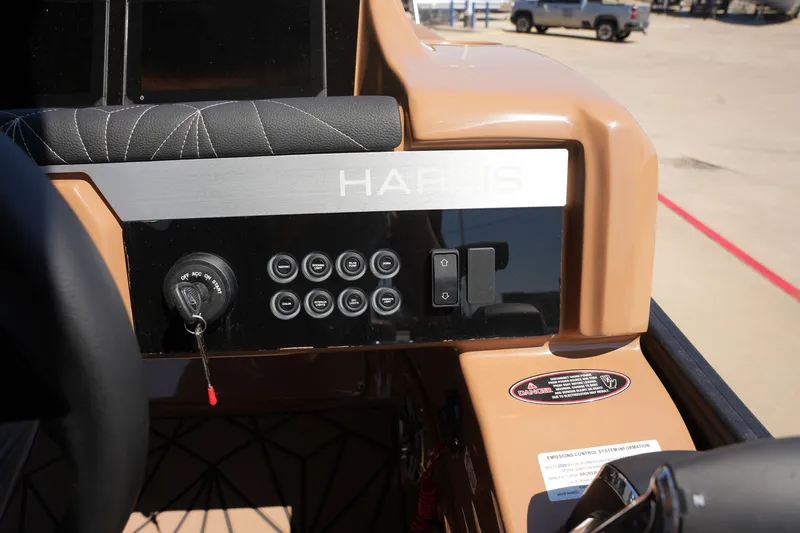 Slide: The Image of Harris Grand Mariner 250 2026 - 26