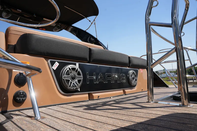Slide: The Image of Harris Grand Mariner 250 2026 - 4