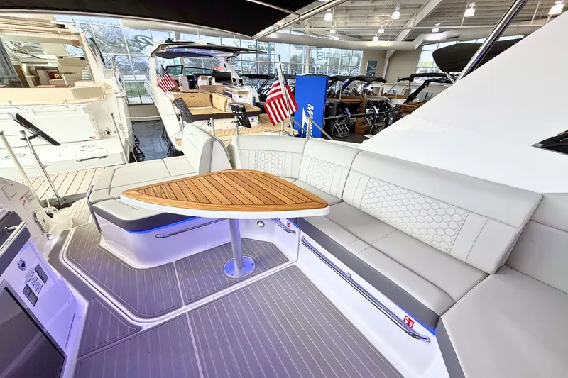 Slide: The Image of Sea Ray Sundancer 320 2026 - 7