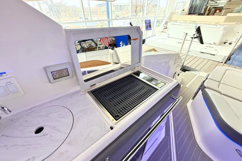 Slide: The Image of Sea Ray Sundancer 320 2026 - 11