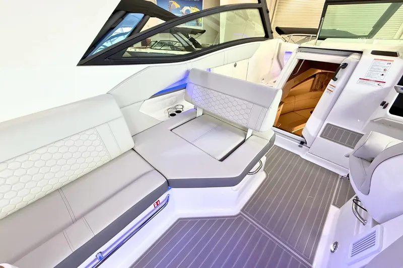 Slide: The Image of Sea Ray Sundancer 320 2026 - 17