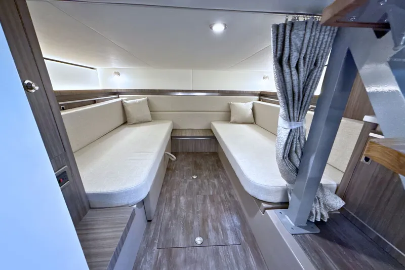 Slide: The Image of Sea Ray Sundancer 320 2026 - 38