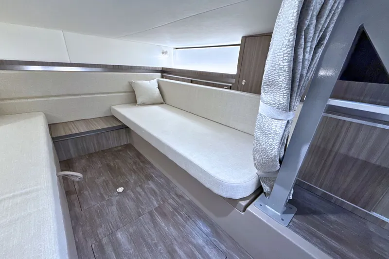 Slide: The Image of Sea Ray Sundancer 320 2026 - 40