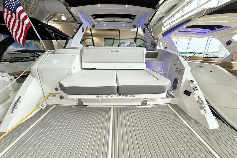 Slide: The Image of Sea Ray Sundancer 320 2026 - 5