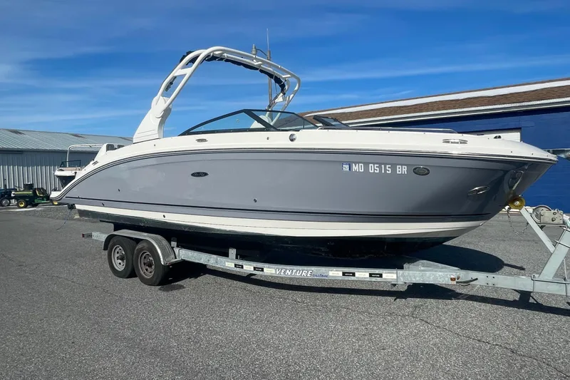 The Image of 2020 Sea Ray SDX 270 Outboard boat on trailer, parked outdoors. - 1