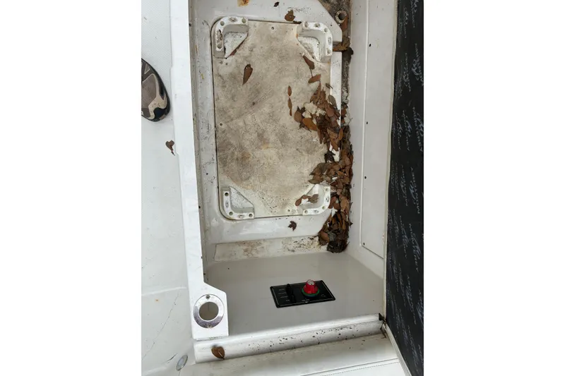 Slide: The Image of 2013 Monterey 214SS Super Sport boat interior with leaves and control panel. - 21