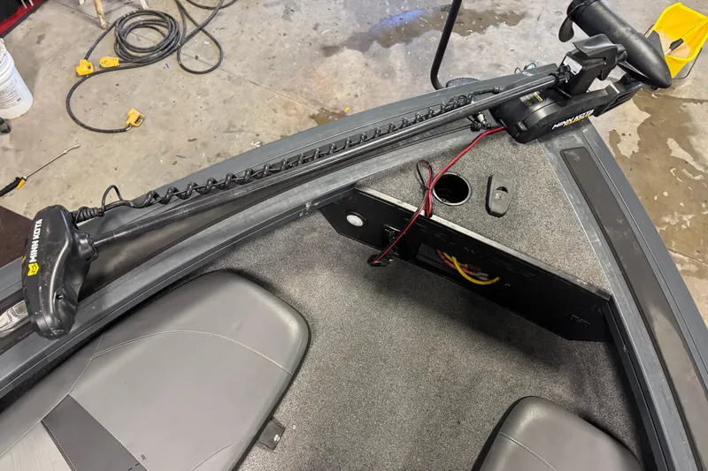 Slide: The Image of 2022 Tracker Targa V-18 WT boat interior with Minn Kota trolling motor. - 14