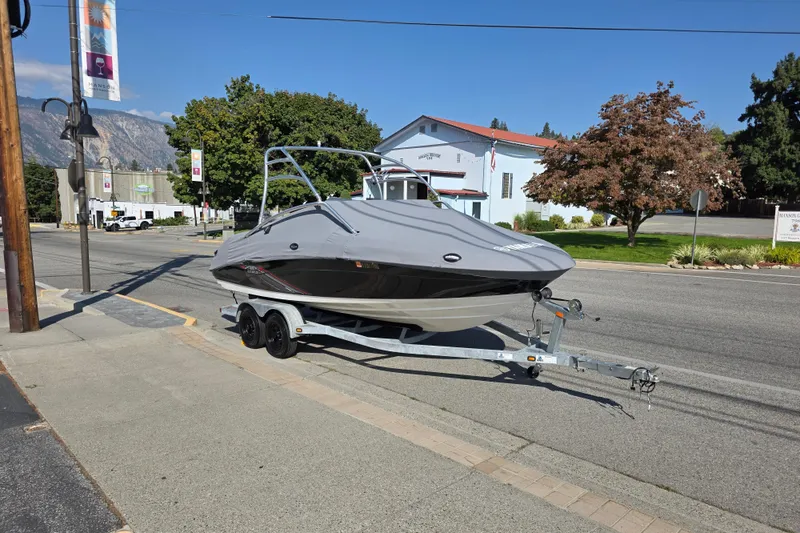 Slide: The Image of 2009 Yamaha Boats AR210 on trailer, parked on a sunny street. - 4
