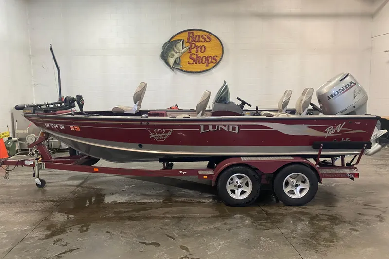The Image of 2001 Lund 1900 Pro-V SE fishing boat on trailer at Bass Pro Shops. - 0