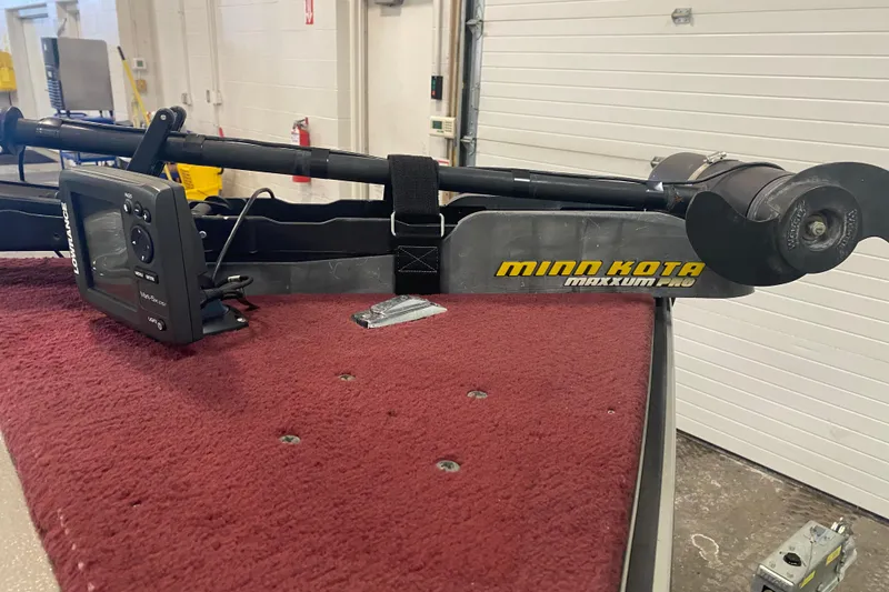 Slide: The Image of Minn Kota Maxxum Pro trolling motor on 2001 Lund 1900 Pro-V SE boat. - 10