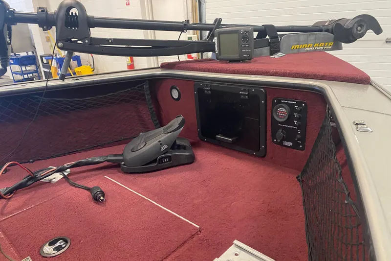 Slide: The Image of 2001 Lund 1900 Pro-V SE boat interior with Minn Kota trolling motor and control panel. - 12