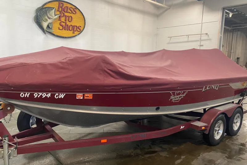 Slide: The Image of 2001 Lund 1900 Pro-V SE boat with cover, parked indoors at Bass Pro Shops. - 3