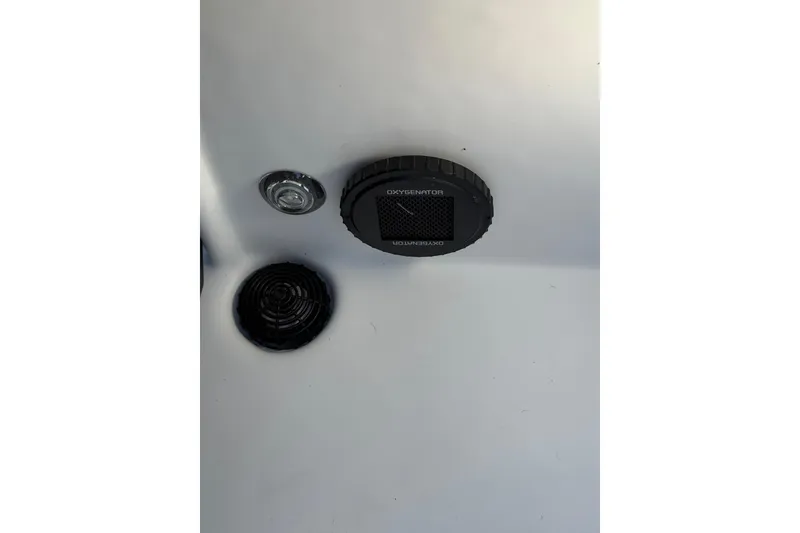 Slide: The Image of 2026 Skeeter ZXE21 boat oxygenator and ventilation system close-up. - 36