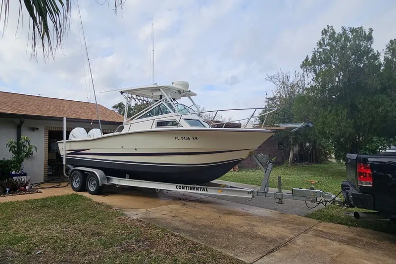 The Image of 1990 Hydra-Sports Vector 2500 CC boat on trailer, parked in driveway. - 1