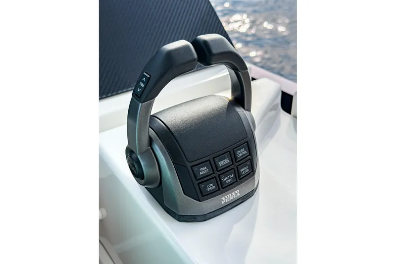 Slide: The Image of Volvo Penta throttle control on 2022 Fountaine Pajot MY6 yacht. - 14