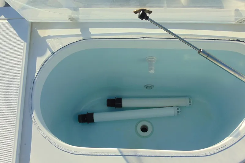 Slide: The Image of Livewell compartment on a 2019 Stamas 390 Tarpon boat, featuring hydraulic support. - 32