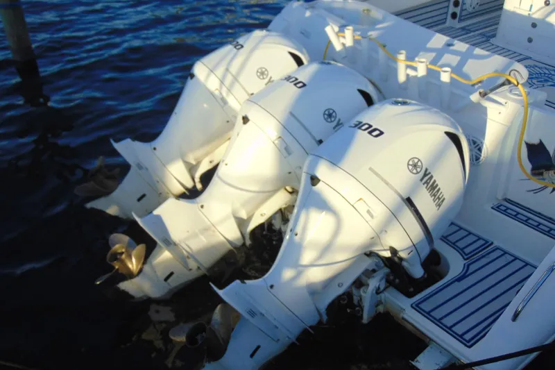 Slide: The Image of 2019 Stamas 390 Tarpon with triple Yamaha 300 outboard engines on water. - 40