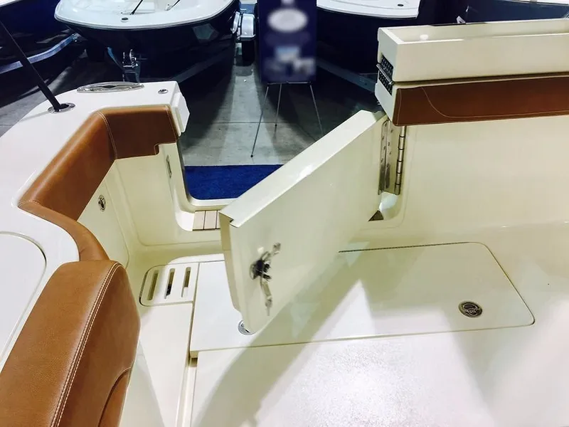 Slide: The Image of Scout 380 LXF 2022 - 22