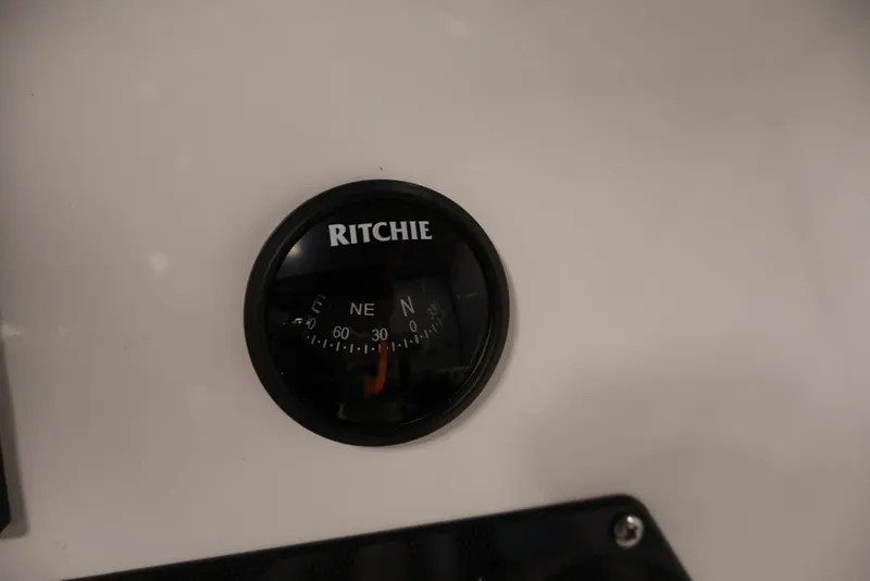 Slide: The Image of Compass on 2026 Yamaha Boats 195 FSH Sport dashboard. - 14