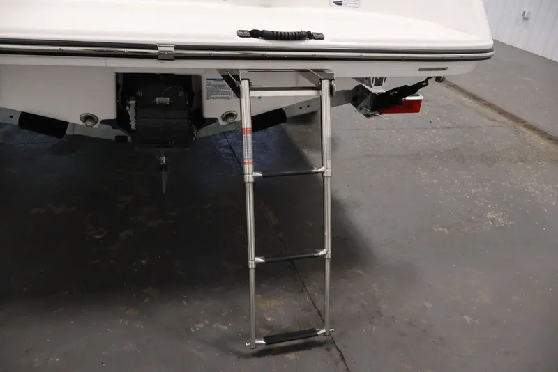 Slide: The Image of 2026 Yamaha Boats 195 FSH Sport with extended boarding ladder. - 23