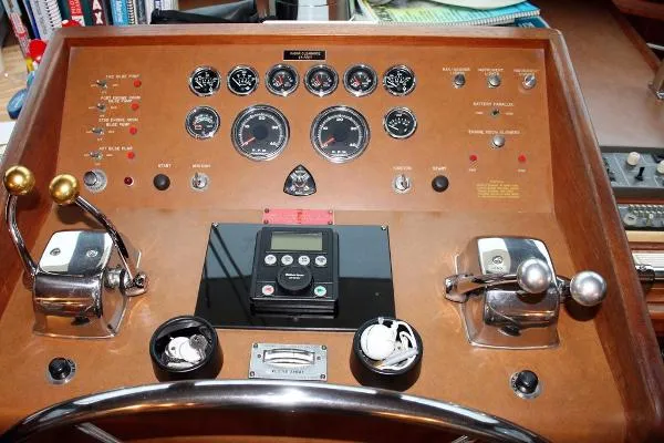 Slide: The Image of Hatteras Motoryacht 1984 - 9