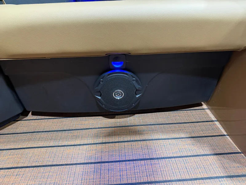 Slide: The Image of Bentley Pontoons Legacy 223 QSB Swingback Tritoon & Honda 4-Stroke EFI 2026 - 37