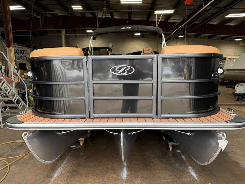 Slide: The Image of Bentley Pontoons Legacy 223 QSB Swingback Tritoon & Honda 4-Stroke EFI 2026 - 40