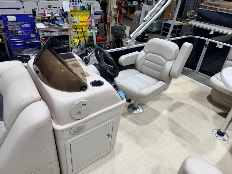 Slide: The Image of Sylvan Mirage 820 Cruise Special Edition Pontoon 2015 - 17