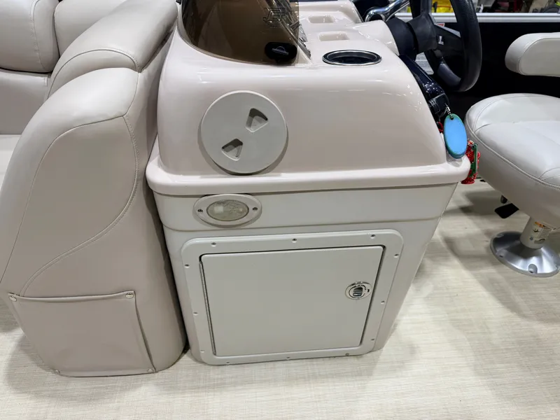 Slide: The Image of Sylvan Mirage 820 Cruise Special Edition Pontoon 2015 - 18