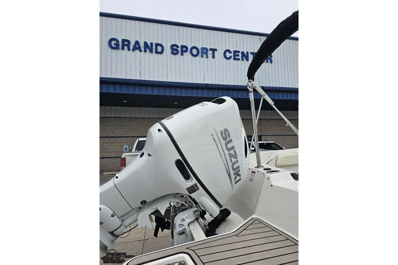 Slide: The Image of 2022 Stingray 182 SC boat with Suzuki engine at Grand Sport Center. - 31