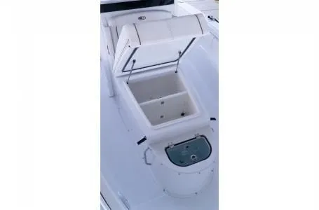 Slide: The Image of Sea Hunt Ultra 285 CB 2026 - 13