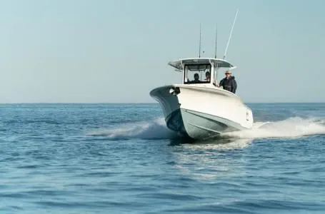 Slide: The Image of Sea Hunt Ultra 285 CB 2026 - 16