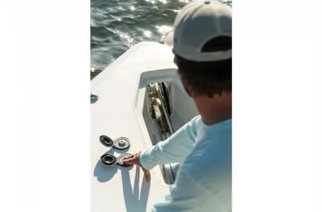 Slide: The Image of Sea Hunt Ultra 285 CB 2026 - 17