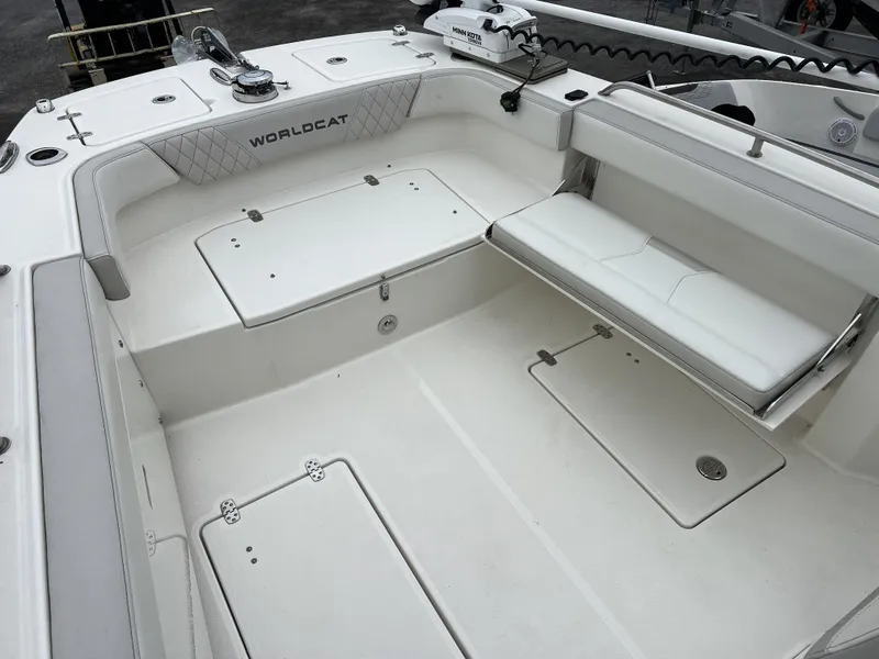 Slide: The Image of World Cat 235 TE 2025 - 6