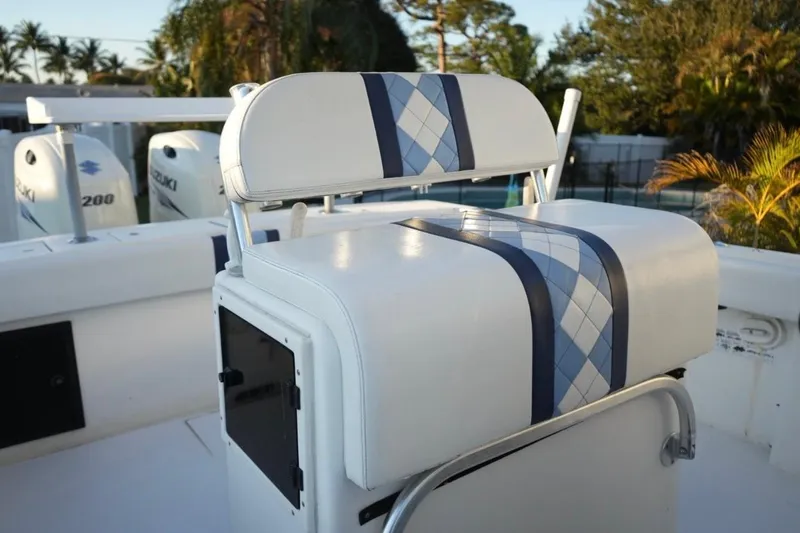 Slide: The Image of 1999 Regulator 26 Forward Seating boat with stylish blue and white seating. - 10