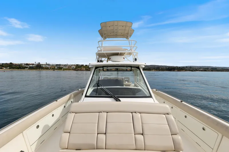 Slide: The Image of 2018 Boston Whaler 420 Outrage boat on calm water, clear sky background. - 68