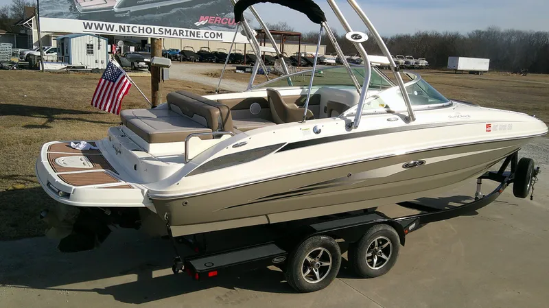 Slide: The Image of Sea Ray 240 Sundeck 2011 - 3