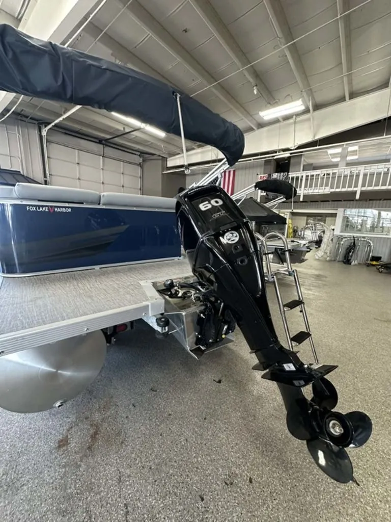 Slide: The Image of Avalon Venture 85 Cruise 21 FT 2026 - 10