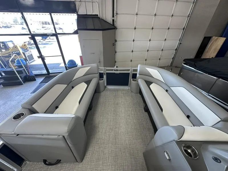 Slide: The Image of Avalon Venture 85 Cruise 21 FT 2026 - 3