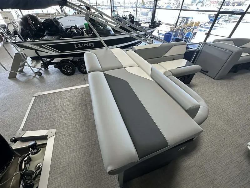 Slide: The Image of Avalon Venture 85 Cruise 21 FT 2026 - 9