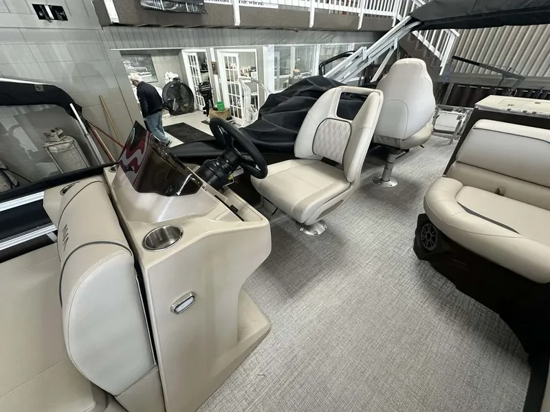 Slide: The Image of Avalon Venture Rear Fish 19 FT 2026 - 7