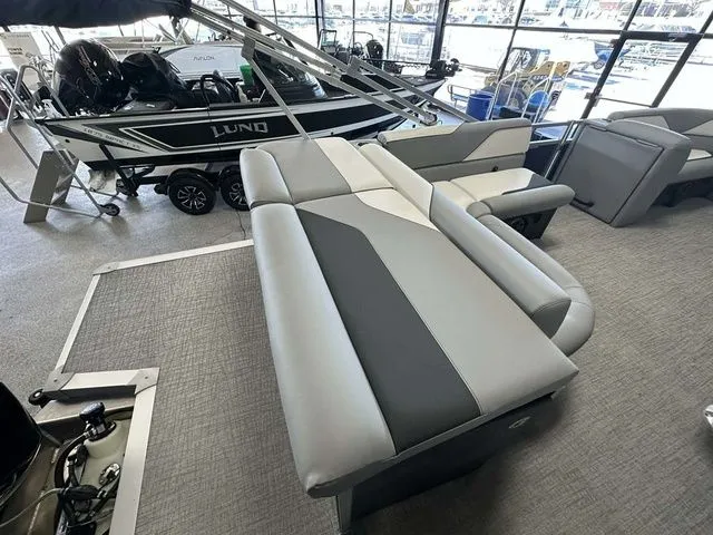 Slide: The Image of Avalon Venture 85 Cruise 21 FT 2026 - 9