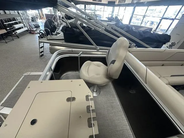 Slide: The Image of Avalon Venture Rear Fish 19 FT 2026 - 10