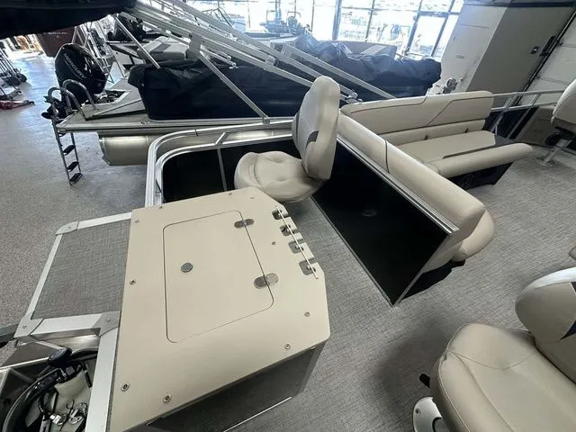 Slide: The Image of Avalon Venture Rear Fish 19 FT 2026 - 11