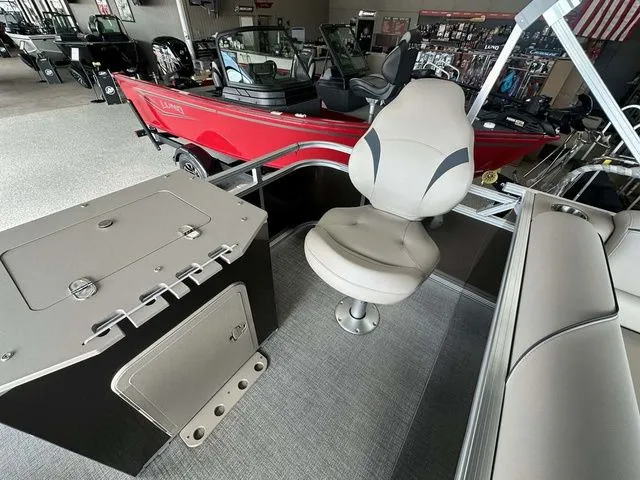 Slide: The Image of Avalon Venture Rear Fish 19 FT 2026 - 13