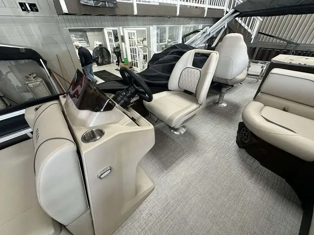 Slide: The Image of Avalon Venture Rear Fish 19 FT 2026 - 7