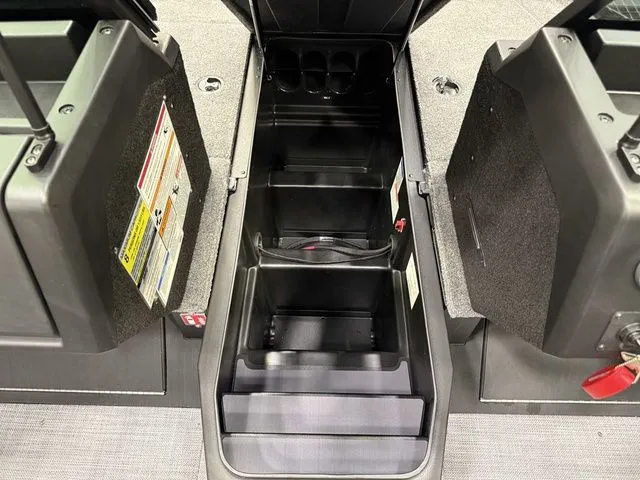 Slide: The Image of Alumacraft Competitor 195X Sport 2025 - 32