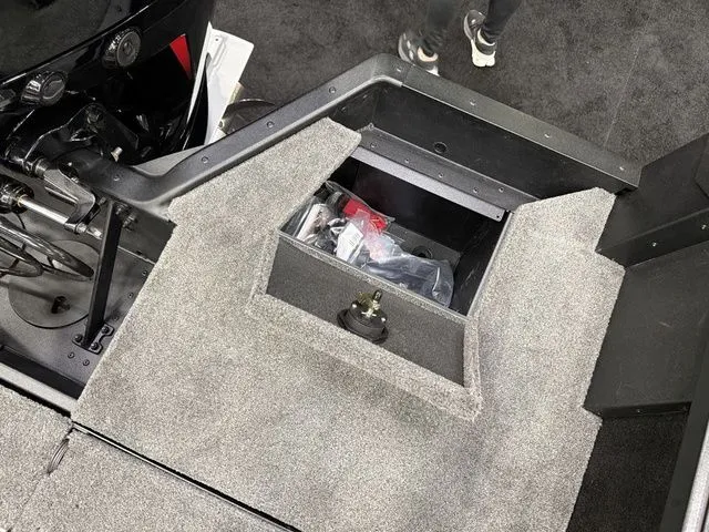 Slide: The Image of Alumacraft Competitor 195X Sport 2025 - 8