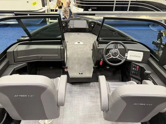 Slide: The Image of Alumacraft Competitor 195X Sport 2025 - 17