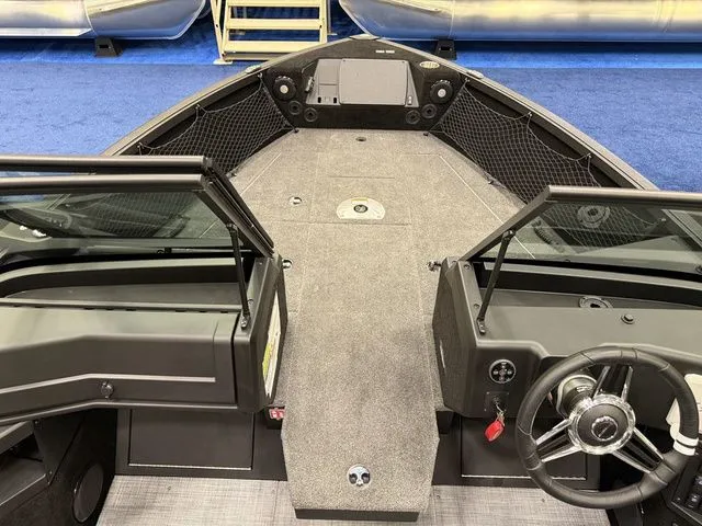 Slide: The Image of Alumacraft Competitor 195X Sport 2025 - 28